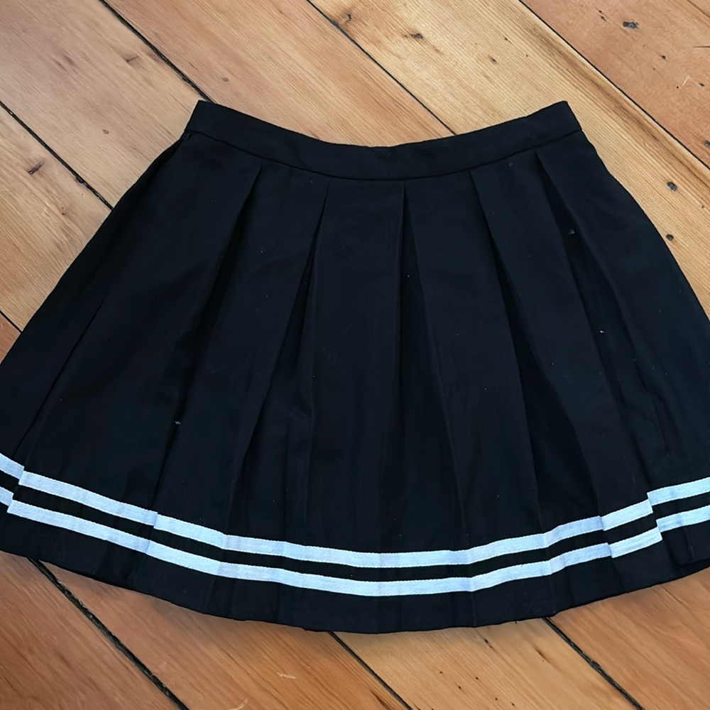 Black Hot Topic skirt with stripes